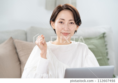 一個女人看著電腦,揮舞著拳頭 一個女人看著電腦,揮舞著拳頭 112607498