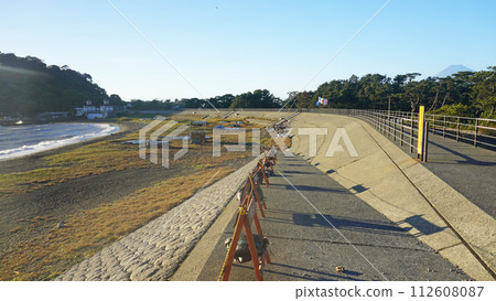 Ushiwa Beach and breakwater in Numazu City, Shizuoka Prefecture 112608087