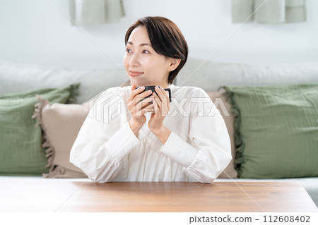 一個女人喝咖啡 一個女人喝咖啡 112608402
