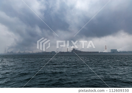 雨天的大海和對岸的工廠群 112609330