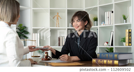 Lawyer or business consultant agree to accept bribe in illegal business. Contract business and bribery before signing the contract 112609502