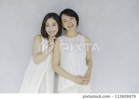 母女的美麗形象，親密的朋友 112609879