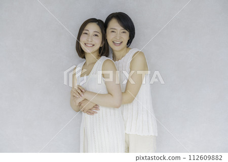 母女的美麗形象,親密的朋友 母女的美麗形象,親密的朋友 112609882