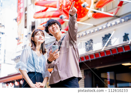 年輕夫婦在大阪觀光 112610233