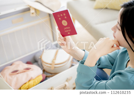 A woman preparing to travel abroad 112610235