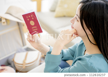 A woman preparing to travel abroad 112610237