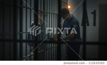Warden takes off handcuffs from teen prisoner 112610583