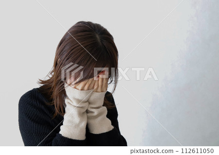 Woman crying 112611050