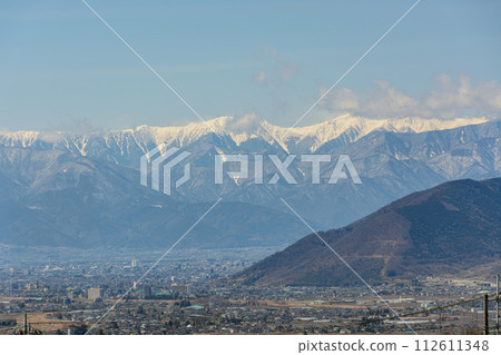 Mountain scenery nearing the arrival of spring 112611348