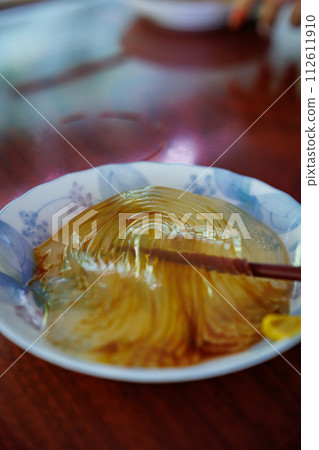 用一根筷子吃的「Tokoroten」(垂直構圖) 用一根筷子吃的「Tokoroten」(垂直構圖) 112611910