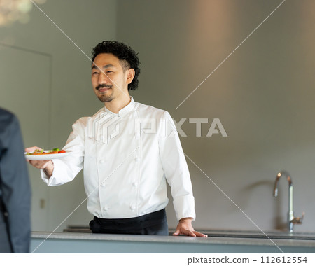 廚師將食物遞給服務員 112612554