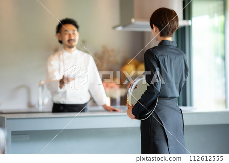 廚師將食物遞給服務員 112612555