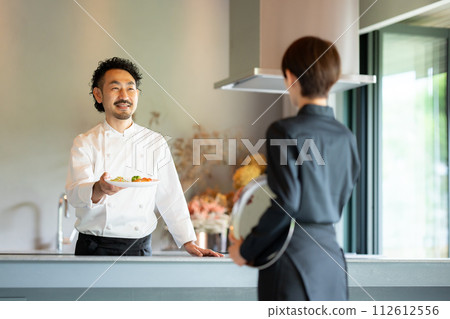 廚師將食物遞給服務員 112612556