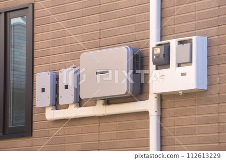 Storage battery, power conditioner, electric meter, exterior wall 112613229