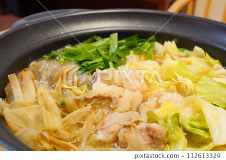 A hot pot of motsunabe enjoyed by the whole family on a cold day. 112613329