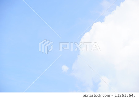 秋天白天天空的雲。 秋天白天天空的雲。 112613643