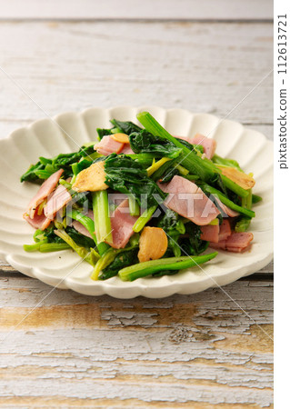 Stir-fried spinach and bacon 112613721