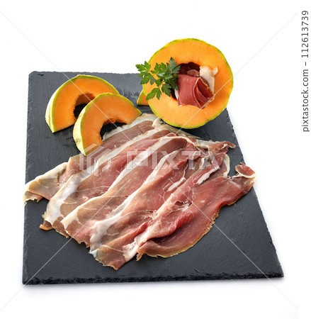 slice of cured ham and melon 112613739