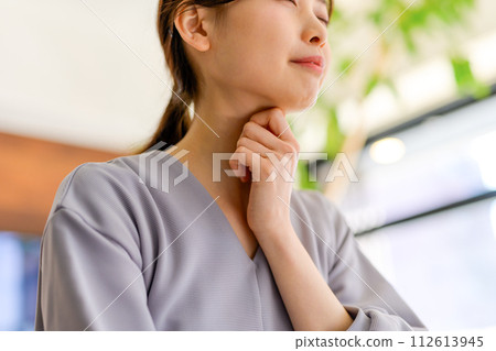 Female portrait 112613945