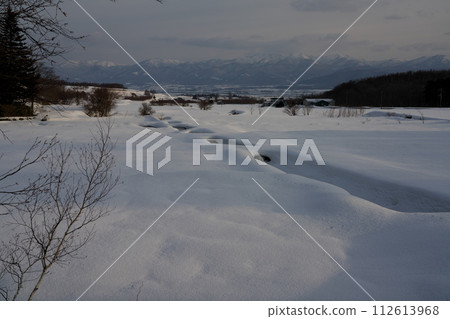 有雪的鄉村早晨風景 112613968