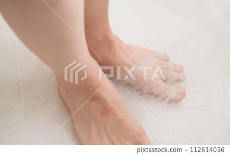 在淋浴時洗腳 112614056