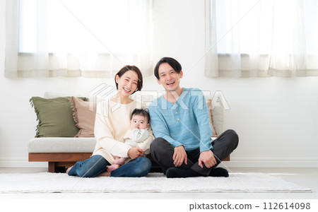 4 month old boy and his parents 4 month old boy and his parents 112614098