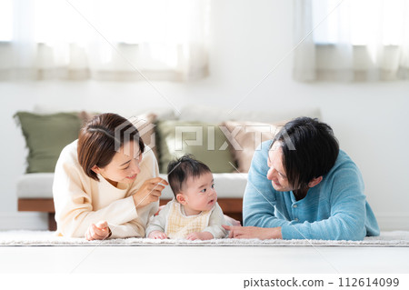 4 month old boy and his parents 112614099