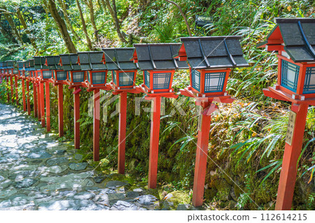 京都貴船神社的樓梯上掛滿了燈籠 112614215