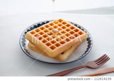 waffle with maple syrup table 112614239