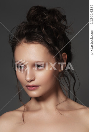 Brunette girl with long and shiny curly hair 112614385