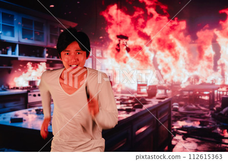 年輕人逃離火災現場 112615363