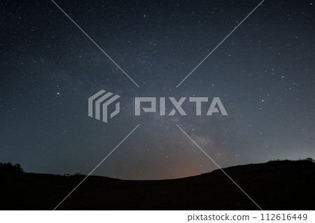 日本鳥取縣鳥取沙丘上空漂浮著美麗的銀河 112616449