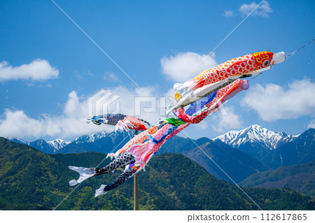 [Early summer material] Carp streamers swimming in the sky [Nagano] 112617865