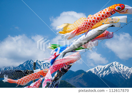 [Early summer material] Carp streamers swimming in the sky [Nagano] 112617870