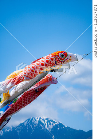 [Early summer material] Carp streamers swimming in the sky [Nagano] 112617871