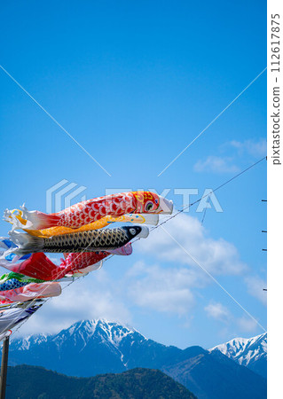 [Early summer material] Carp streamers swimming in the sky [Nagano] 112617875