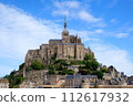 聖米歇爾山矗立在晴朗的天空下 112617932