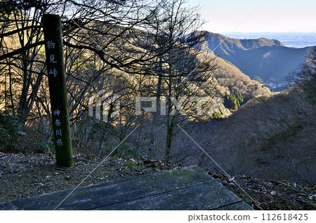 Tanzawa mountain pass road: View of the Soshu Alps from Monomi Pass, which connects Mt. Daisen-Mt. and Mt. Hemuro. 112618425