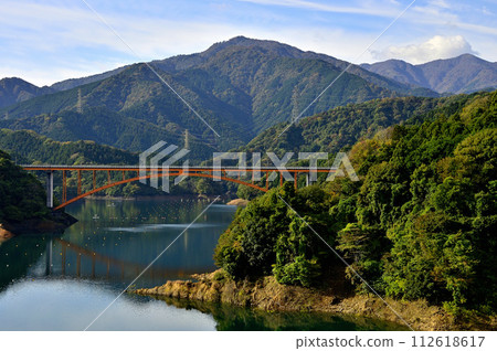 秋天的宮瀨湖，秋葉的丹澤山 112618617