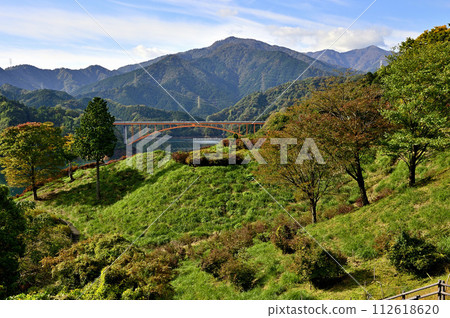 秋天的鳥居原庭園、虹橋、紅葉的丹澤山 112618620