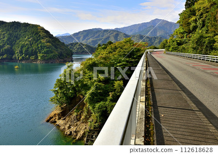 從宮瀨湖周邊的北部林道眺望丹澤山脈的秋景 從宮瀨湖周邊的北部林道眺望丹澤山脈的秋景 112618628