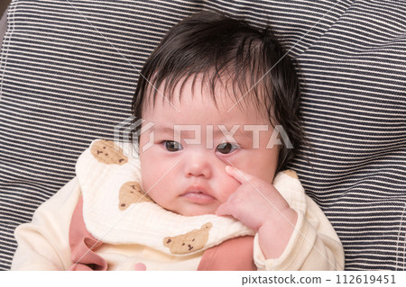 [Baby sitting down and Akanbee] 112619451