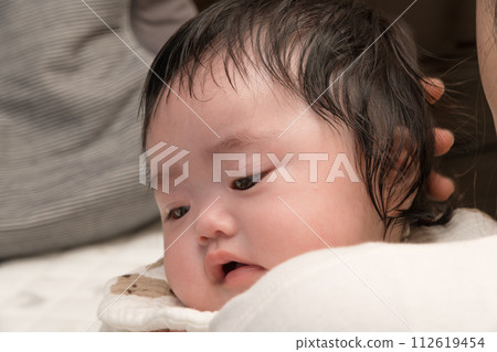 [Holding a baby] 112619454