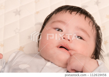 [Baby thumb sucking] 112619456