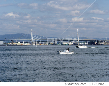 Osaka Port and Konohana Ohashi Bridge, where ships come and go 112619649