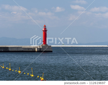 A red lighthouse on the breakwater of Osaka Port 112619697