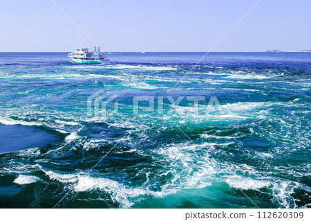 鳴門海峽漩渦與觀光船 112620309