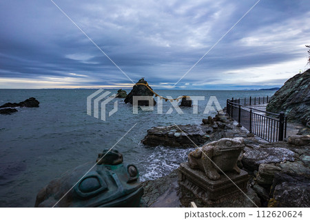 Couple rock 112620624