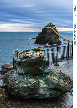 Married rock and frog 112620625