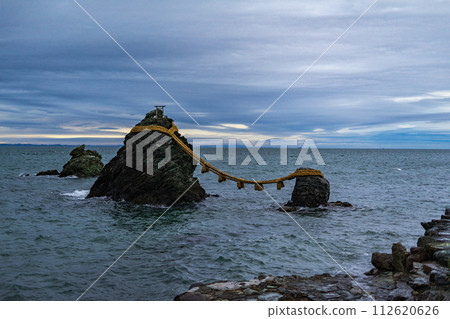 Couple rock 112620626